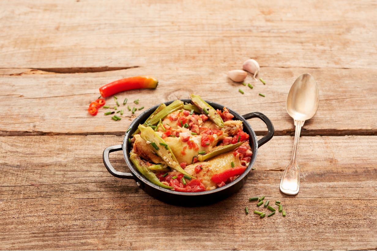 Galinha com quiabos e especiarias