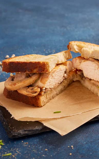 Sanduíche de frango e cogumelos