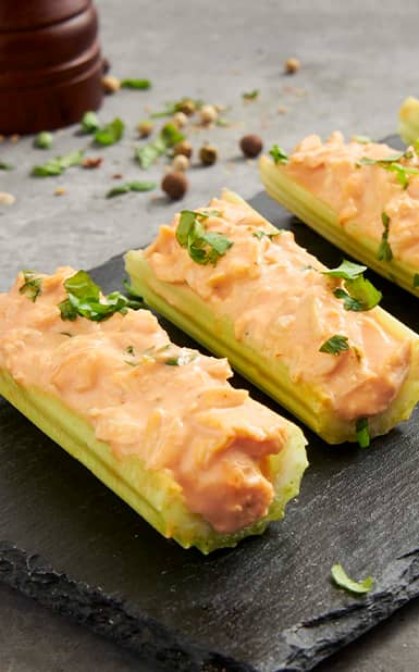 Barcos de aipo com frango