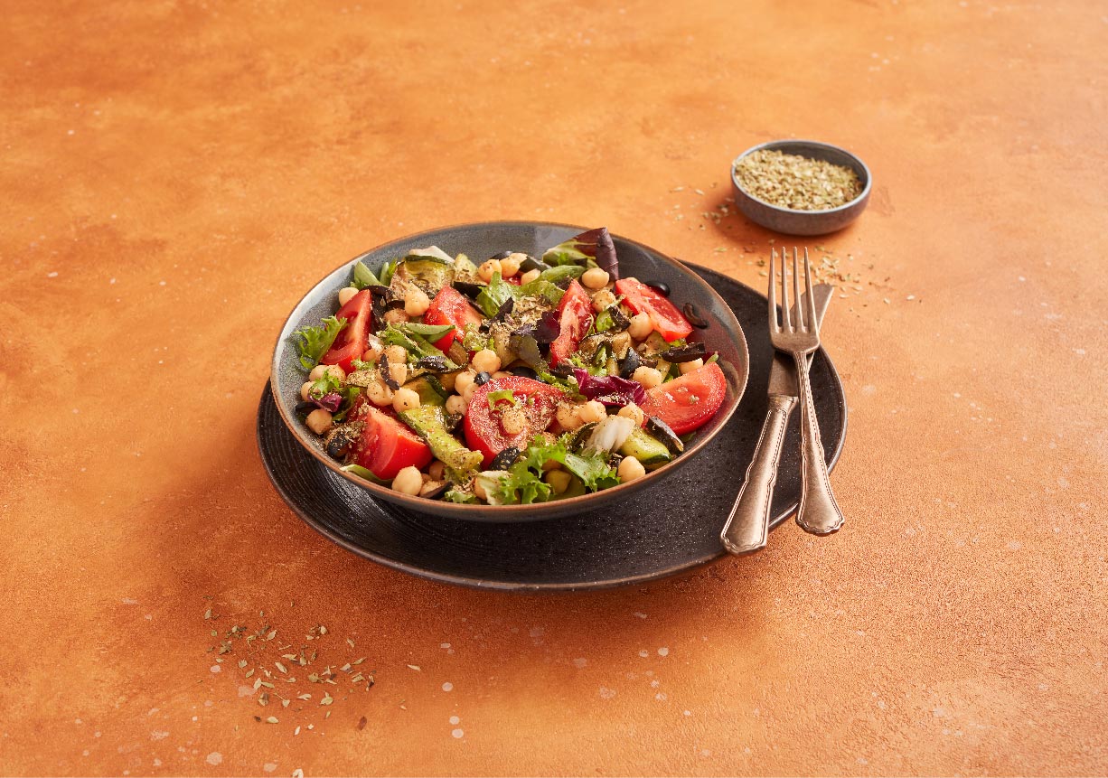 Salada de alface, grão, azeitonas, tomate, curgetes e orégãos