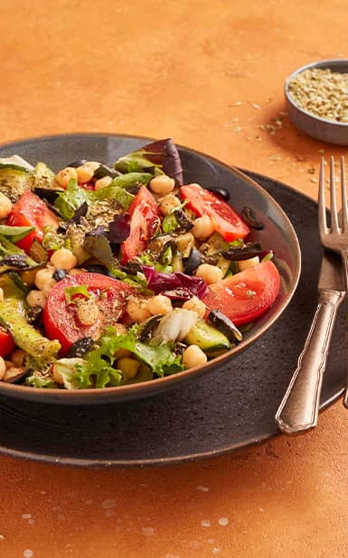 Salada de alface, grão, azeitonas, tomate, curgetes e orégãos
