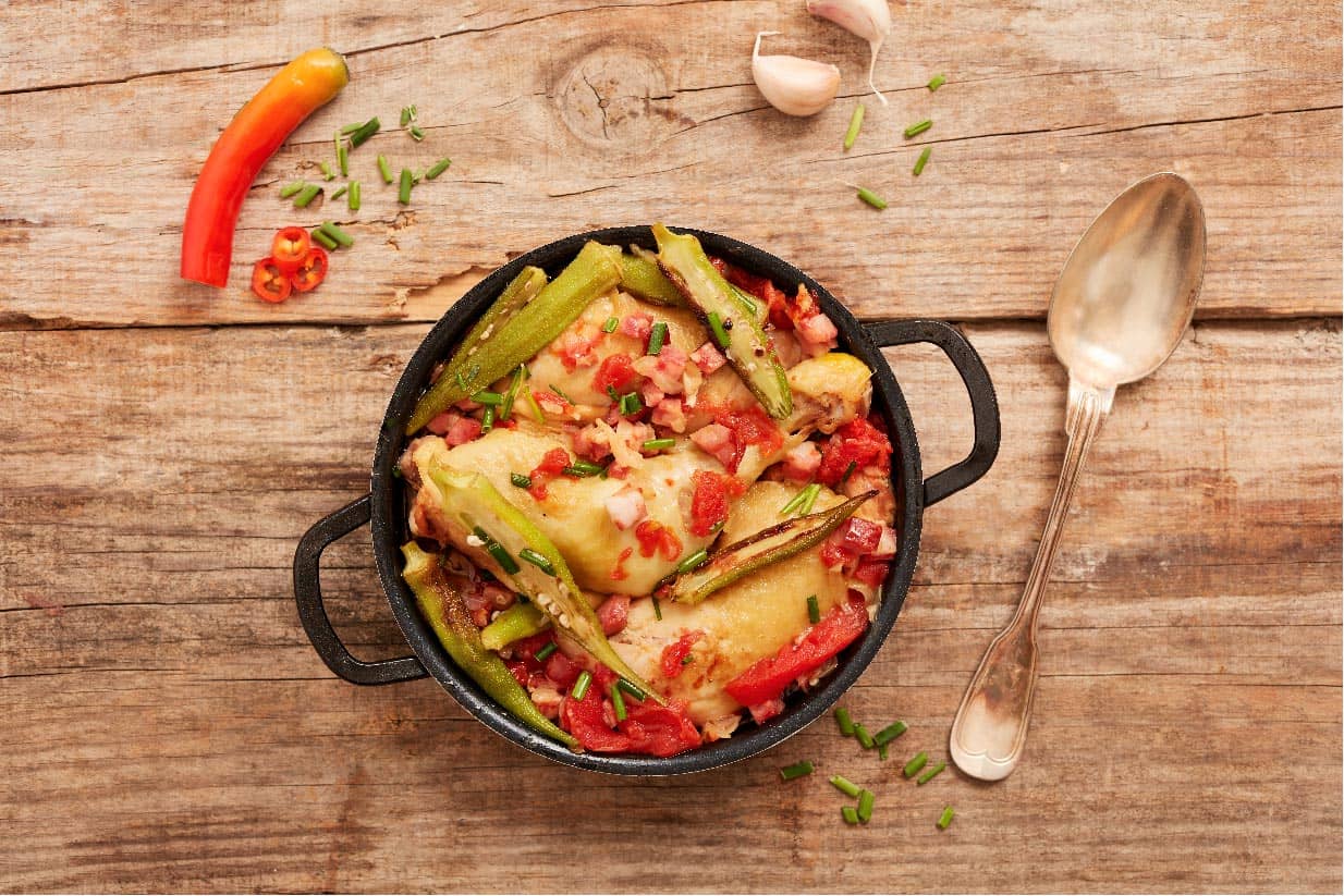 Galinha com quiabos e especiarias