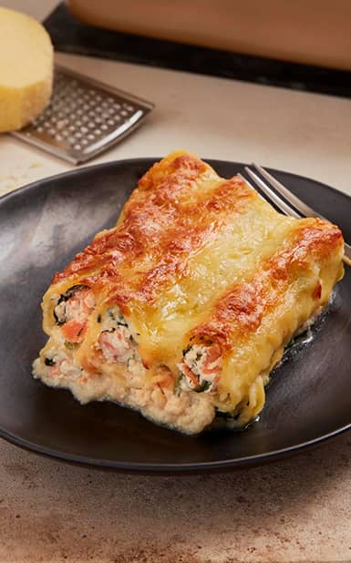 Cannellonis gratinados com salmão fumado, espinafres e requeijão