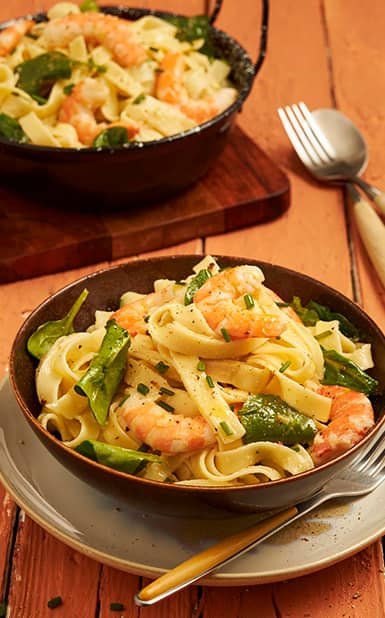 Tagliatelle com camarão espinafres e alho