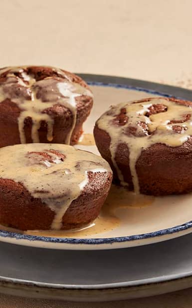 Bolo fofo de chocolate negro com molho de chocolate branco e café