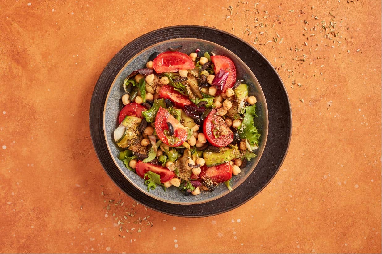 Salada de alface, grão, azeitonas, tomate, curgetes e orégãos