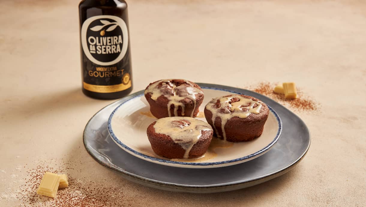 Bolo fofo de chocolate negro com molho de chocolate branco e café